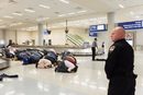 Хора се молят на протест срещу забраната за пътуване, наложена от президента Доналд Тръм, на международното летище Далас / Форт Уърт в Далас, Тексас, САЩ.