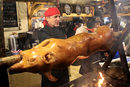 Типичното за Будапеща са свински джолани и късове пушено месо наред с тави със сарми и наденички с горчица.