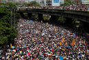 "Майката на всички шествия" срещу Мадуро в Каракас, 19 април. Тогава хиляди опитаха да стигнат до офиса на националния омбудсман, но Националната гвардия препречи пътя им. "Не на диктатурата" и "Вън, Мадуро" бяха сред възгласите, използвани от протестиращи, които след това блокираха централен булевард в Каракас.