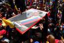 Поддръжници на президента Николас Мадуро демонстрират пред парламента на Венецуела на първото заседание на Националното учредително събрание на 4 август и носят портрети на покойния лидер Уго Чавес. "След като спечелиха мнозинство в парламента през 2015 г., депутатите от опозицията премахнаха всички портрети на.. Чавес от сградата и градините ѝ. Това се възприе като огромна обида от поддръжниците на Чавес и те обещаха, че някой ден те ще бъдат върнати там и така Чавес ще бъде почетен," разказва Карлос Гарсия Роулинс. Националното учредително събрание цели на практика да блокира редовното, доминирано от опозицията, докато избраните делегати пишат нова конституция, целяща според Мадуро да намали дестабилизацията в политическата система.