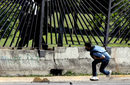 Давид Хосе Валения, застрелян по време на сблъсъци с полицията в Каракас, 22 юни. Фотографът Роулинс разказва, че демонстрантът пред военна база в Каракас, хванал се за оградата, слязъл при пристигането на военни, които стреляли по него, въпреки че се отдалечил.