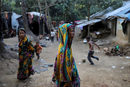 Бежанци от етническото малцинство рохинджи се разхождат в бежански лагер в близост до Кокс Базар, Бангладеш.