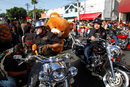 Мотоциклетист участва в ежегодното дарение на мотоциклетисти, предоставящи подаръци на бедни деца по улиците в Тихуана, Мексико.