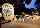 Японски монаси участват в ритуал, посветен на предстоящата Нова година, в шинтоистки храм в Токио.
