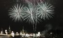 Небето над Кремъл и катедралата "Св. Василий" по време на тържествата за Нова година в Центъра на Москва, Русия.
