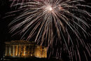 Фойерверки осветяват главния храм на Атинския акропол - Партенона, по време на новогодишния празник в Атина, Гърция.
