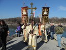 Ритуалът по спасяването на Богоявленския кръст беше предшестван от литийно шествие, водено от варненския владика Йоан.