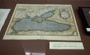 Херефордската карта пък носи името на английската катедрала, където е намерена и се съхранява и до днес. Земята е показана като диск, сушата - обградена от океани, а център отново е Ерусалим. Според тази карта" Bulgarii" За "център на света" е представен свещеният град Ерусалим. Между Danaper (Днепър) и Hister danubius (Дунав) на Черно море е поставен надпис Bulgarii - вероятно местоположението на прабългарите преди да пресекат Дунав. Библиотеката притежава репродукция от 1903 г.<br /><br />На снимката - карта на Черно море и крайбрежието от Абрахам Ортелиус Анверпен, 1590г.