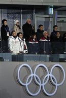 Президентът на Южна Корея Мун Дже Ин (долу вляво) изгледа церемонията в компанията на по-малката сестра на лидера на Северна Корея Ким Чен Ун - Ким Йо Чен (горе вляво).<br /><br />