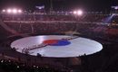 ...което завърши с появата на националния флаг на Южна Корея в центъра на стадиона.