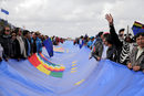 Боливия разпъна небесносиньо знаме с дължина 196.5 километра, за да привлече вниманието към своята кампания за възстановяване на излаза си на Тихия океан, който изгубва от Чили пред 19-ит век. Около 17 000 военнослужещи и 4000 полицаи участваха в оформянето на най-дългото демонстрационно знаме.