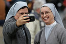 Монахини си правят селфи на площад Свети Петър в Рим.