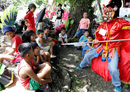 Поклоници в цветни костюми и маски, наречени "Морион" във Филипините.