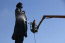 Почистване на паметника на Ленин в Красноярск в навечерието на 148 г. от рождението му.