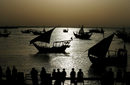 Местни наблюдават традиционни рибарски лодки на културения фестивал в Dammam Corniche-Саудитска Арабия.