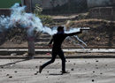 Демонстрант стреля със саморъчно изработено оръжие срещу полицията по време на протест в Манагуа, Никарагуа. <a href="https://www.dnevnik.bg/sviat/2018/04/22/3167280_pri_protesti_sreshtu_pensionnata_reforma_v_nikaragua/" target="_blank">Поне 11 души загубиха живота си </a>по време на масовите протести срещу пенсионната реформа в страната.