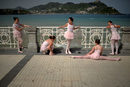 Балерини се подготвят да изпълнят танц на алеята на залива на Конча в Сан Себастиан, Испания.