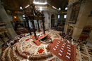 Наскоро ръкоположени свещеници лежат на пода на базиликата "Свети Петър" докато папа Франциск води меса във Ватикана.