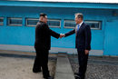 Севернокорейският лидер Ким Чен-Ун и южнокорейският президент Мун Дже-Ин станаха първите ръководители на двете Кореи, които се срещат от южната страна на границата.