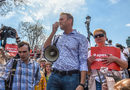 Навални участва в протеста, но беше задържан под предлог, че митингът не е разрешен от властите.