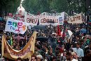 По призива на синдикатите вчера в цяла Франция бяха организирани между 130 и 140 шествия. В Париж протестния поход започна в 14 ч. местно време, оглавен от всички големи синдикални лидери - нещо, което не се е случвало от 2010 година. Демонстрантите носеха лозунги, в които се призоваваше за увеличаване на покупателната способност, за защита на работните места в държавния сектор и за повече социален напредък, отбелязва "Франс прес".