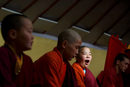 Лобсанг Таянг събужда учениците си в 7 сутринта. Следобед учениците изучават математика и литература. Днес младите монаси са подтиквани най-често към този начин на живот от родителите си.