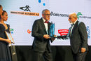 Огнян Донев, председател на КРИБ (2010-2014) и изпълнителен директор на "Софарма" АД (третият от ляво надясно), връчи наградата в категория "Иновации" на Андон Тушев, управител на "Тал инженеринг" ЕООД.