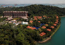 Освен че е един от 63-те острова, които съставят Сингапур, той е известен с луксозните си курорти и голф клубове. В Източна Азия обаче е известна и историята му на пиратство, кръвопролития и войни, пише Би Би Си.