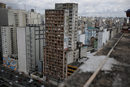 480 души живеят незаконно в 22-етажна изоставена сграда. Тя е известна с името "Prestes Maia" и е най-голямата в Латинска Америка, в която живеят самонастанили се. Наскоро в "Prestes Maia" избухна голям пожар.