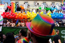 Десетки хиляди хора излязоха вчера на гей парад в Париж. Шествието започна от площад "Конкорд" и приключи на Площада на републиката, а участниците носеха знамена в цветовете на дъгата - символ на ЛГБТ общността, предаде Франс прес.<br />