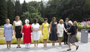 Съпругата на шведския премиер Стефан Льовен пристига за снимката. От ляво надясно: първите дами на Словения, България, Турция, съпругата на генералния секретар на НАТО Йенс Столтенберг, партньорката на белгийския премиер Шарл Мишел, Мелания Тръмп, Брижит Макрон, съпругът на люксембургския премиер Ксавие Бетел, съпругата на председателя на Европейския съвет Доналд Туск.<br />