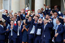 Френските футболисти пяха и се забавляваха с феновете пред Елисейския дворец в продължение на около час. Накрая Дидие Дешан и играчите му изпяха "Марсилезата".