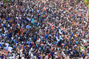 Стотитици хиляди се събраха на централния френски булевард, за да приветстват новите световни шампиони.