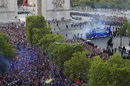 Жандармеристи ескортираха автобуса на световните шампиони по време на целия парад.