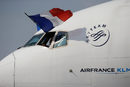 Пилотът на самолета развява френското знаме след кацането.