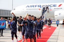 В ранния следобед футболистите от националния тим се прибраха в Париж, като бяха посрещнати от феновете си още на летище "Шарл де Гол".