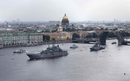 Руски военни кораби плават по река Нева на репетиция за парад за Деня на Военноморския флот в Санкт Петербург, Русия.