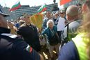 Няколко стотин души се събраха днес на протеста пред парламента с искане за смяна на системата за управление и на правителството. Протестът е под наслов: "Оставка, съд и смяна на системата" и се организира през "Фейсбук", основно от българи, живеещи в чужбина. Към тях се присъединиха хора от провинцията, много пенсионери, земеделски производители