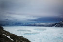 Лукас Джаксън пояснява, че е придружавал екипа на НАСА в продължение на седмица. "Всеки ден летяхме над бреговете на Гренландия. През цялото време учените Тим Милър, Рон Мюлерчохен и Дейвид Ауърбъри събираха на компютрите си привидно безкраен поток от номера, символи и букви, формирани от радарните данни за ледникови формации", уточнява фотографът.