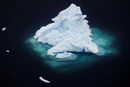 Фотографът на "Ройтерс" Лукас Джаксън е снимал изригващи вулкани, последствия от урагани и войни, но сам споделя, че никога не се е чувствал толкова малък, колкото когато документира ефектът на климатичните промени върху ледниците в Гренландия.