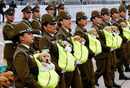 Чилийски полицайки маршируват с бъдещи полицейски кучета на ежегодния военен парад в парка Бернардо О'Хигинс в Чили.
