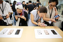 Феновете на Apple разглеждат<a href="https://www.dnevnik.bg/tehnologii/2018/09/12/3310049_epul_pokaza_novite_si_smartfoni_i_chasovnici/" target="_blank"> новите модели на iPhone</a> в офиса на компанията в Шанхай, Китай.