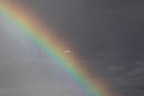 Самолет прелита на фона на дъга над летище "Барахас" в Мадрид.