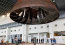 Работници демонтират стара турбина във водноелектрическа централа в Красноярск, Русия.