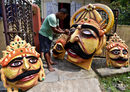 Мъж рисува маски за предстоящия хинду фестивал посветен на кралят демон Равана в Guawahati, Индия.