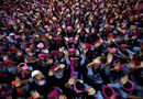 Ученички с розов тюрбан отбелязват Международния ден на момичетата в училище в Индия.