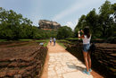Турист снима включената в списъка за културното наследство на ЮНЕСКО крепост в Сигирия, Шри Ланка.