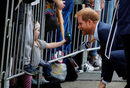 Британският принц Хари играе с дете в Окланд, Нова Зеландия.
