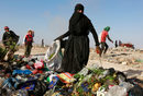 Жена събира боклук, за да го сортира и продаде на центровете за рециклиране в Надаф, Ирак.