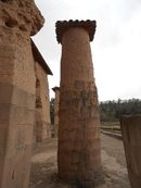 За пръв и единствен път в строителството на инките са използвани колони, които да крепят покрива – 22 на брой.